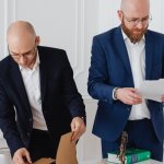 Kiedy zgłosić zakończenie? Praktyczne porównanie terminów, wyjątków i konsekwencji