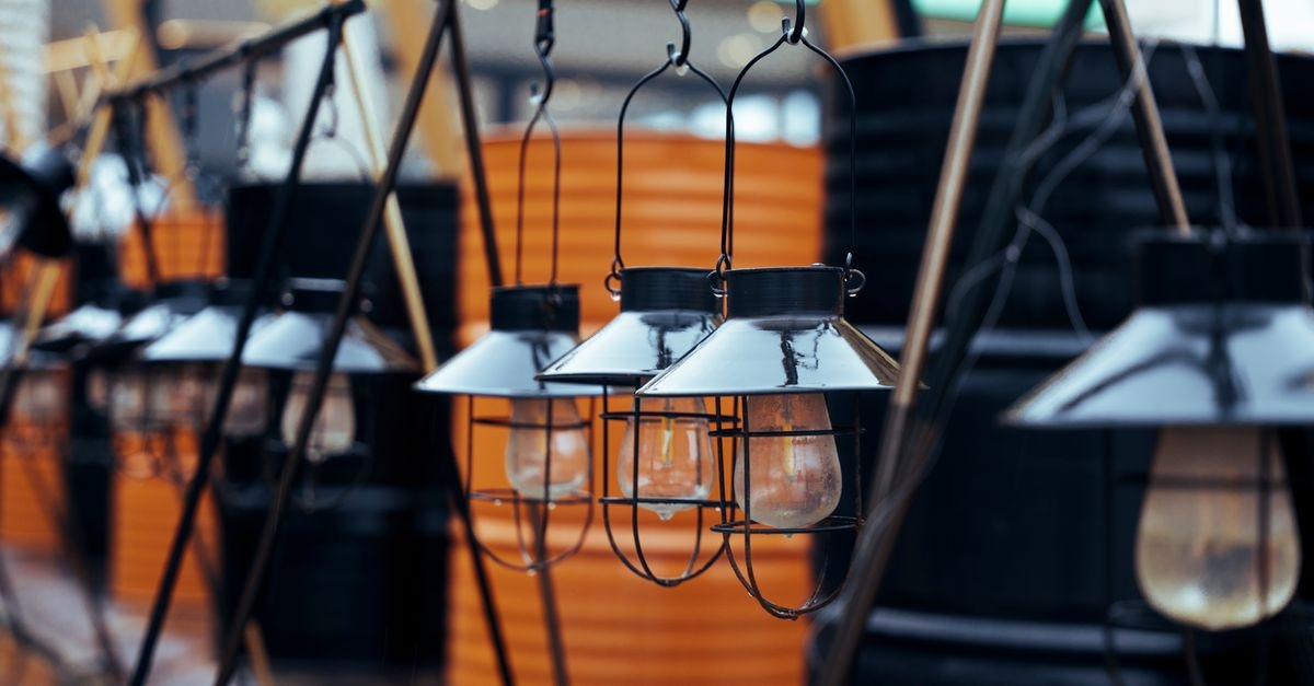Pojedynek magnetycznych lamp warsztatowych: które świecą najjaśniej i trzymają się najsilniej?